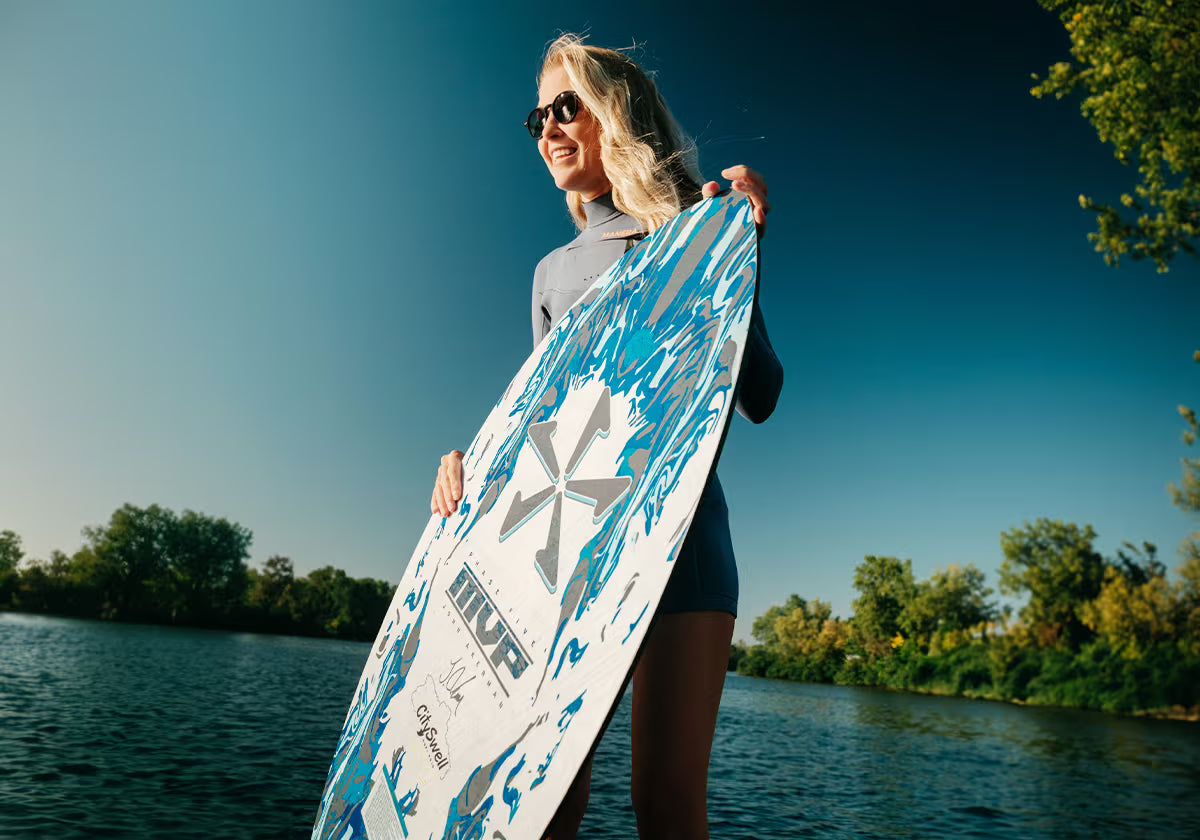 Maryna Kaplan wakesurfing