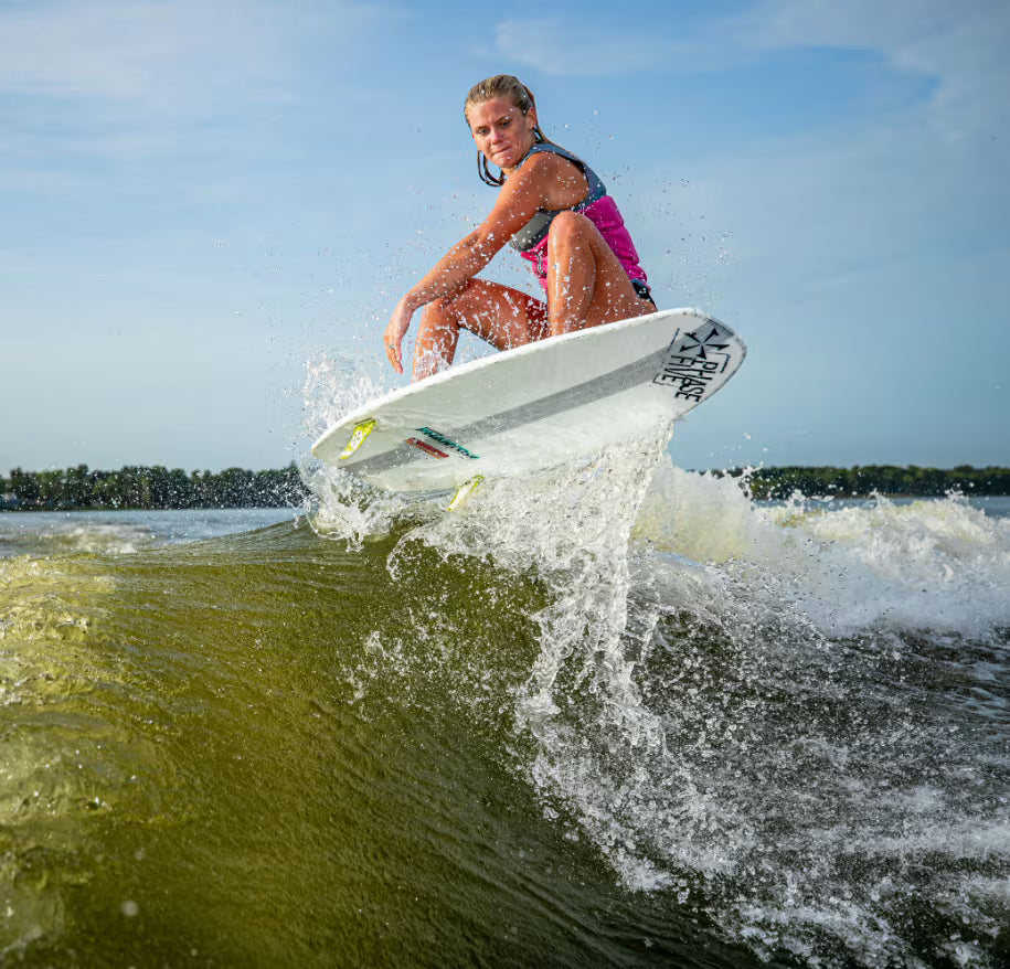 Zo Zylstra wakesurfing